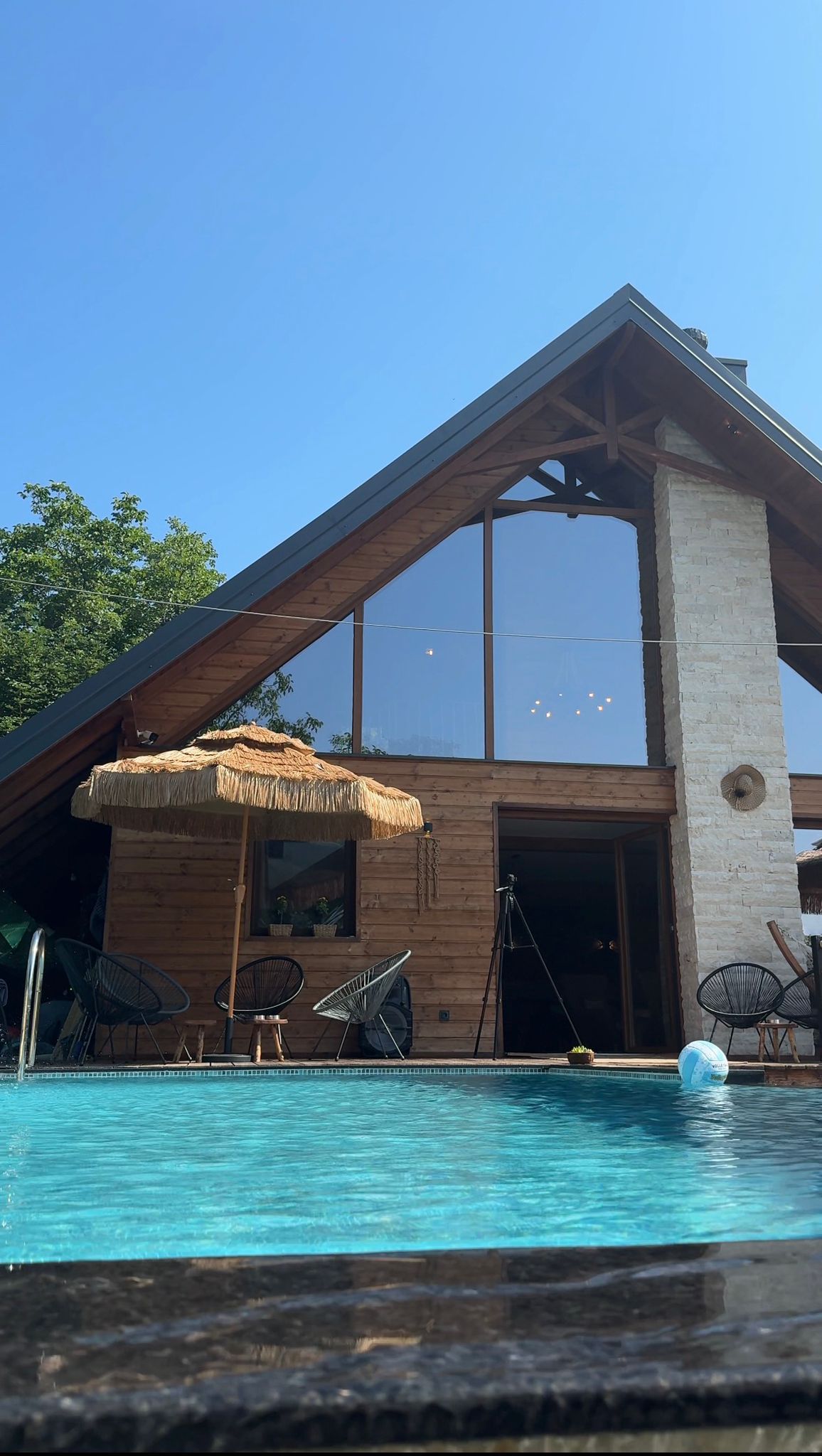 Villa Lavanda exterior beside the pool